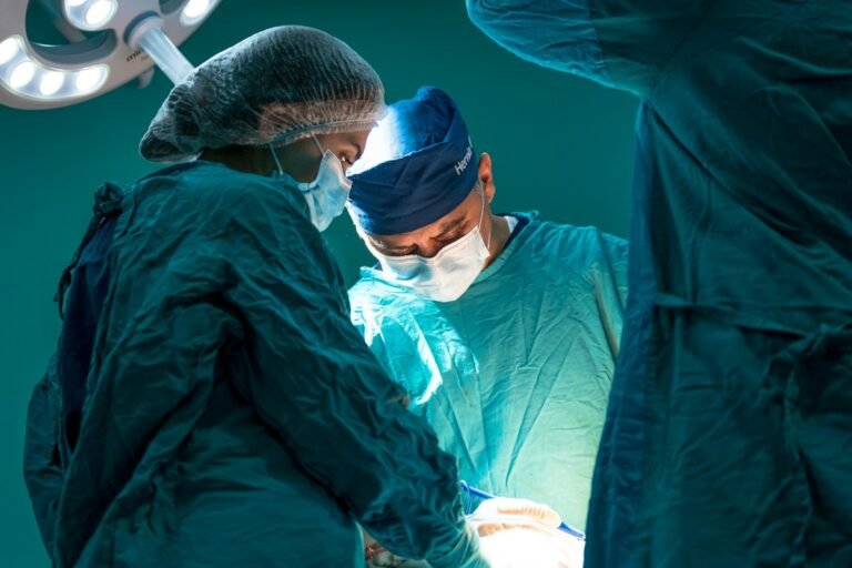 आयुष्मान भारत प्रधानमंत्री जन आरोग्य योजना: 5 लाख तक मुफ्त उपचार, गोल्डन कार्ड और स्वास्थ्य सुरक्षा a group of doctors performing surgery on a patient