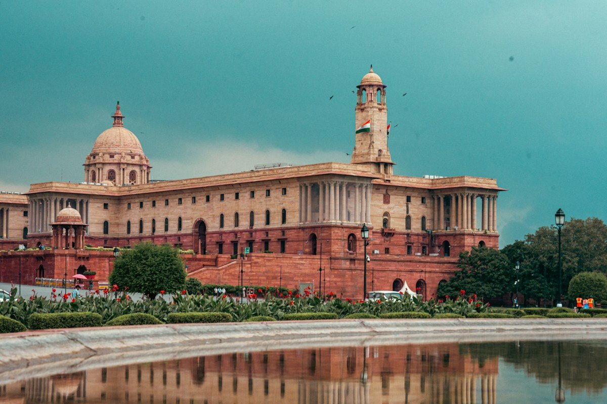 भारतीय संविधान विधि की पुस्तक और न्याय की तराजू