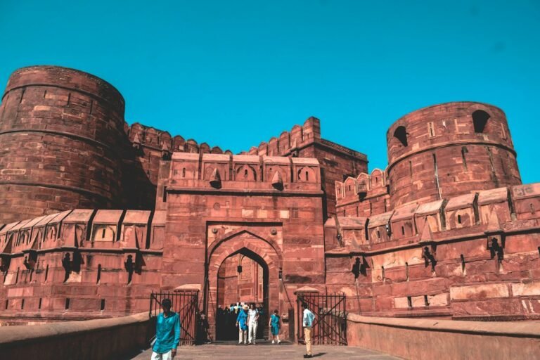 भारत का स्वतंत्रता संग्राम और ऐतिहासिक घटनाएं: 1857 की क्रांति से 1947 में आजादी तक का संपूर्ण कालक्रम people walking near brown concrete building during daytime