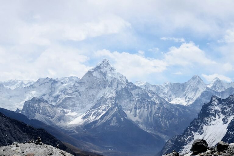 भारत का भौतिक भूगोल और जल संसाधन: हिमालय पर्वतमाला, प्रमुख नदी प्रणालियां, जलवायु और मानसून चक्र The snow-covered peak of Ama Dablam rising above a mountain range in Nepal